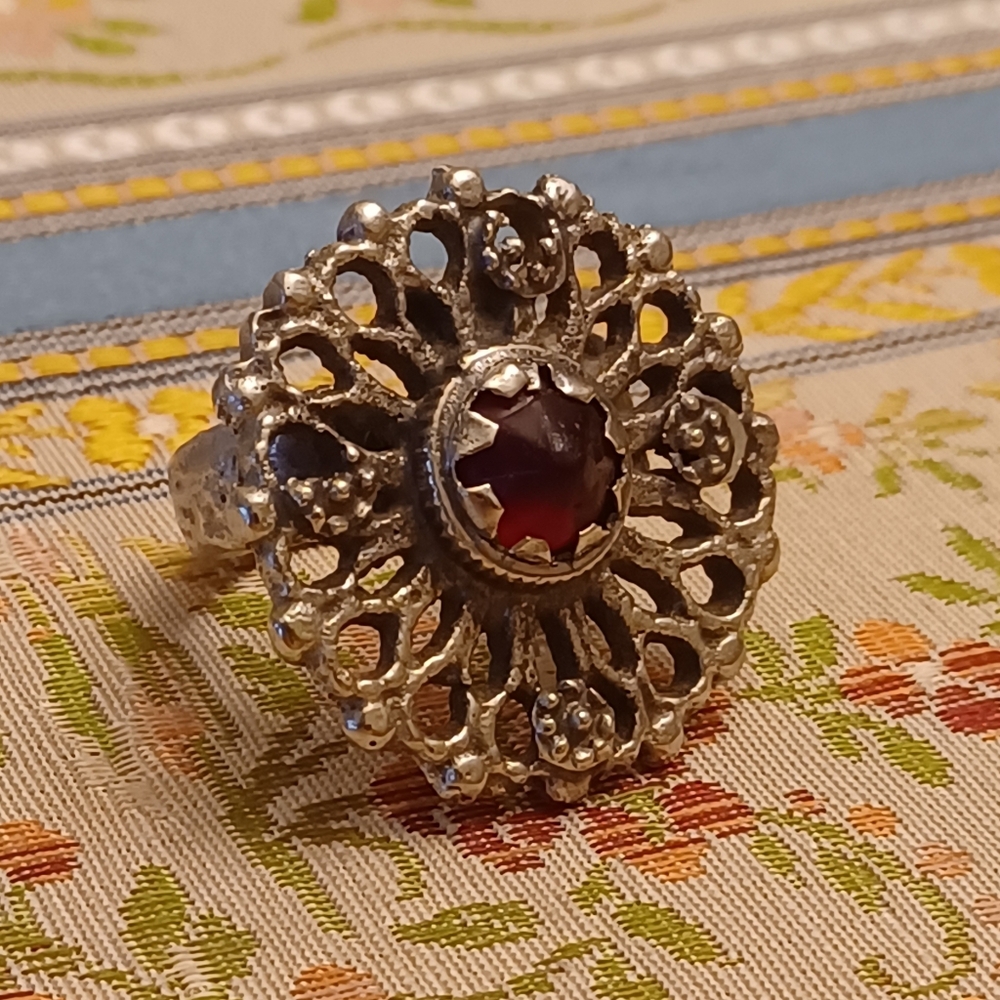 Vtg Gypsy Lattice & Red Stained Glass Ring
